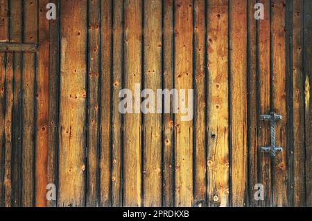 Muro di legno sotto un cielo blu in estate Foto Stock