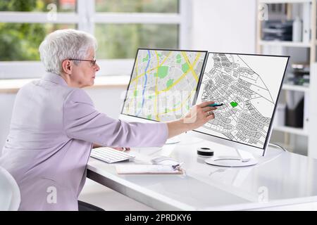 Businessperson analisi catastre mappa su computer Foto Stock