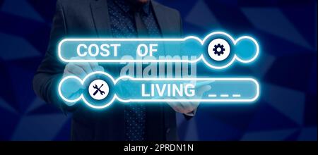 Testo che mostra il costo della vita dell'ispirazione. Internet Concept il livello dei prezzi relativi a una serie di articoli di uso quotidiano pezzo di carta sul pavimento con informazioni importanti scritte in. Foto Stock