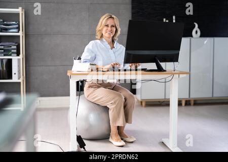 Postura corretta alla scrivania in ufficio Foto Stock