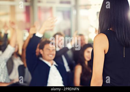 OK, ora mi sono rivolto alle domande. Le mani degli uomini d'affari hanno sollevato le domande durante un seminario. Foto Stock