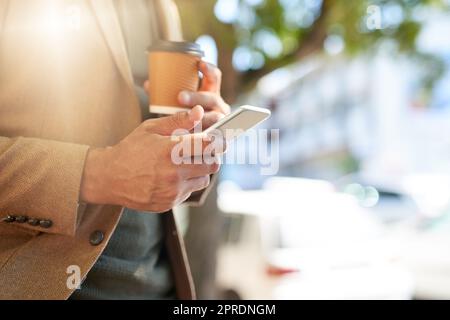 Controllare le indicazioni. Un uomo irriconoscibile che invia un messaggio di testo durante il viaggio mattutino. Foto Stock