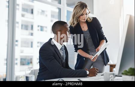 La collaborazione in ufficio può essere vantaggiosa per la loro azienda. Due uomini d'affari lavorano insieme. Foto Stock