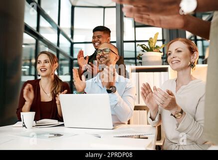 Team professionale che applaude le mani, tifo durante la trattativa o la riunione in un ufficio moderno. Gruppo eterogeneo motivato da un piano, un obiettivo o una strategia. Colleghi con una visione entusiasta dopo aver pianificato una missione Foto Stock