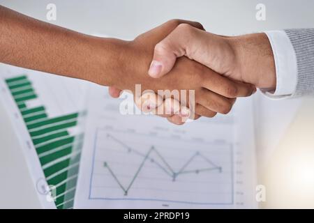 Porta il meglio a bordo e migliora il lavoro. Due uomini d'affari si stringono le mani durante una riunione in ufficio. Foto Stock