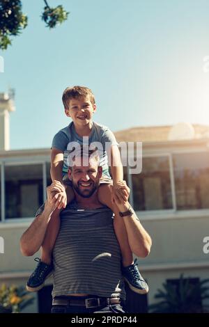 Niente rafforza un legame come passare il tempo, un padre e un figlio che trascorrono la giornata insieme a casa. Foto Stock