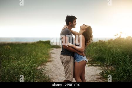 Vivere, amare, ridere. Una giovane coppia che trascorre una romantica giornata in spiaggia. Foto Stock