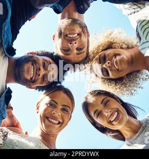 È sempre un buon giorno in cui eravamo insieme. Ritratto di un gruppo di amici che mettono la testa insieme in una beffa. Foto Stock