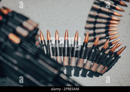 Cinghia della mitragliatrice caricata con cartucce Foto Stock