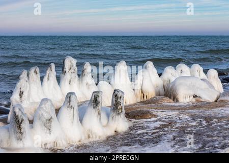 Groyne in inverno sulla costa del Mar Baltico vicino a Kuehlungsborn, Germania Foto Stock