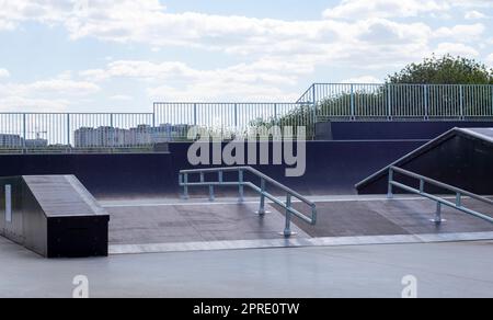 Skate Park durante il giorno. Vuoto, nessun parco di pattinaggio. Rampe per skatepark. Foto Stock