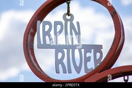 Irpin è una città Ucraina nella periferia di Kiev. Situato sul fiume Irpin. Hero City of Ukraine. Testo: Irpin River. Ucraina, Irpin - 24 maggio 2022. Foto Stock