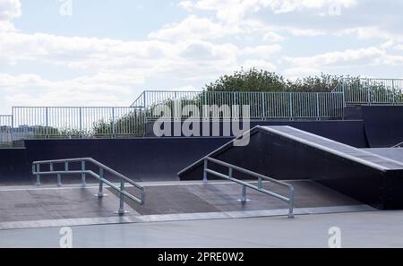 Skate Park durante il giorno. Vuoto, nessun parco di pattinaggio. Rampe per skatepark. Foto Stock