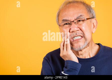 Ritratto vecchio anziano mano triste che tocca la guancia che soffre di mal di denti Foto Stock