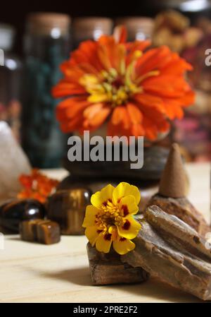 Cono di fiori e incenso con bastoncini Palo Santo sul tavolo di meditazione Foto Stock