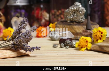Lavanda secca su bastoncini Palo Santo con cristalli e fiori sullo sfondo Foto Stock