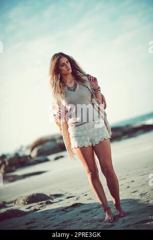 La vita in spiaggia è semplicemente beata, una giovane donna attraente che trascorre una giornata in spiaggia. Foto Stock