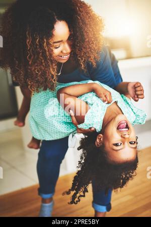 Non riesco a trovare abbastanza di lei. Una bambina e sua madre ballano a casa. Foto Stock