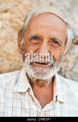 Theres mólto essere felice circa vita vivente. Ritratto di un uomo anziano sicuro all'aperto. Foto Stock