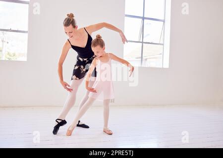 Insegnante di balletto, eleganza e danza che insegna un piccolo movimento e postura di ballerina in uno studio di danza. L'insegnante si unisce a un bambino imparando la routine e la grazia delle prestazioni, l'arte classica Foto Stock