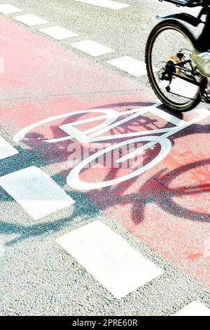 Pista ciclabile, simbolo della bicicletta come segnaletica orizzontale o segnaletica stradale su una strada Foto Stock