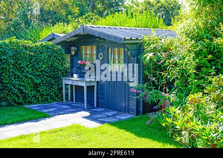 Capanna piccola, gazebo in un giardino allogato Foto Stock