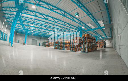 vista fisheye di un magazzino con pallet e merci. rendering 3d Foto Stock