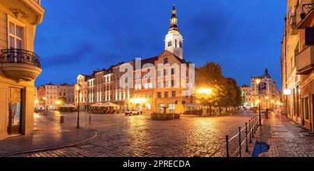 Piazza del mercato notturno nella città vecchia di Swidnica, Slesia, Polonia. Foto Stock