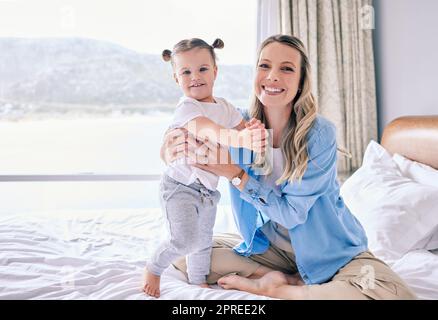 La mia bambina sta diventando più grande di giorno in giorno. una donna che si lega con la sua bambina a casa Foto Stock