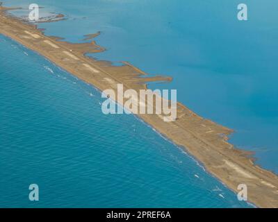 Veduta aerea dell'istmo barra del Trabucador nel Delta Ebro, restaurato dopo le tempeste di Gloria e Filomena (Montsià, Tarragona, Catalogna Spagna) Foto Stock