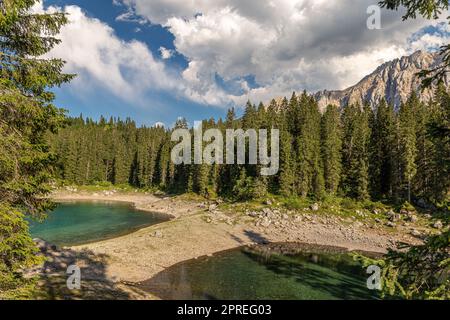 Il Lago Carezza è un piccolo lago alpino delle Dolomiti. Foto Stock