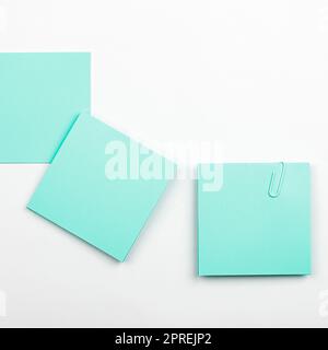 Più foto assortite di cancelleria da ufficio di raccolta posizionate sopra il tavolo Foto Stock