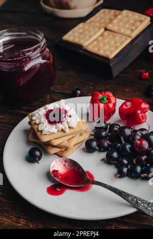 Cracker con uva spina e peperone rosso Habanero confettura e ricotta Foto Stock