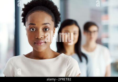 Donna alla guida di un team diversificato di persone creative con motivazione, potenza e visione per un'azienda globale. Ritratto in primo piano, colpo di testa e volto di un leader nero serio in linea con i colleghi Foto Stock