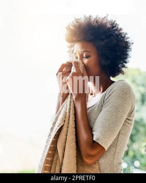 Così pulito e così fresco, esattamente come mi piace. Una giovane donna attraente odore di lavanderia pulita a casa. Foto Stock