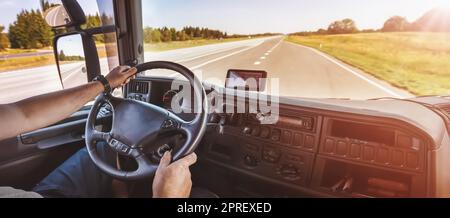 Conducente di semi-camion seduto e ubriacando il suo veicolo Foto Stock
