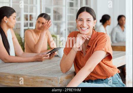 Imprenditrice sorridente, felice e motivata che partecipa a un incontro con una mentalità positiva nell'ufficio creativo. Ritratto di un imprenditore fiero e fiducioso soddisfatto del lavoro svolto in una startup business Foto Stock