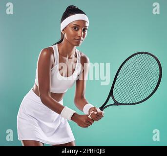 Donna sportiva, tennis e ritratto di atleta che gioca in campo. Persona attiva, in forma e motivata che indossa abbigliamento sportivo professionale. Torneo femminile o campionato per vincere i concorrenti. Foto Stock