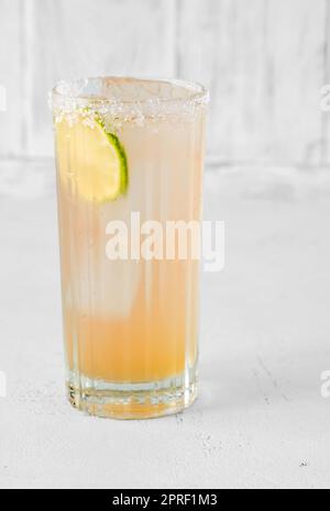 Bicchiere di Palomita cocktail guarnito con mola di lime Foto Stock