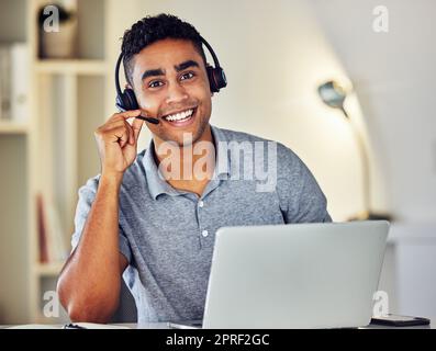 . Un call center cordiale, un operatore online o un addetto all'assistenza tecnica che aiuta clienti, clienti e chiamanti. Uomo che indossa un notebook, con una cuffia e lavora come professionista del servizio clienti dal ritratto domestico. Foto Stock