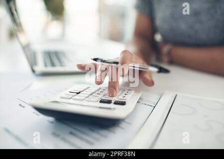 Responsabile della pianificazione finanziaria, del budget o del risparmio calcolo di spese, tasse o profitti aziendali con laptop, documenti cartacei o calcolatrici. Primo piano le mani di una leader finanziaria donna che controlla il libro paga del personale dell'ufficio Foto Stock