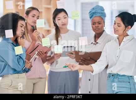 Pianificazione femminile, strategia e gestione dei progetti con appunti o formazione in riunioni informali di collaborazione aziendale, discussioni o condivisione di idee. Donne multiculturali che lavorano o organizzano Foto Stock