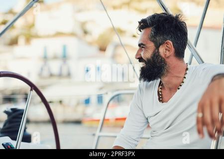 Theres solo un senso godere le viste panoramiche. Un uomo maturo bello sul suo yacht. Foto Stock