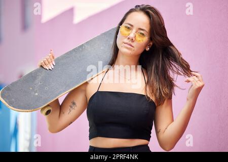 Ritratto di donna, occhiali da sole e skateboard retrò guardare nella città urbana in stile di strada avventura. Giovane ragazza asiatica alla moda skater, gen z o millennial l Foto Stock