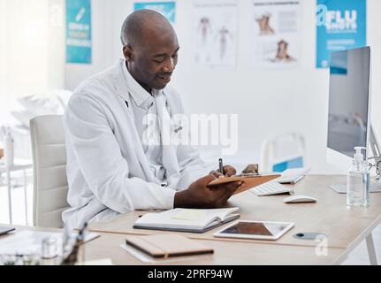 Medico che lavora su programma, data di pianificazione o nota medica per il rapporto di diagnosi in uno studio ospedaliero. Esperto di assistenza sanitaria che svolge lavori cartacei, controlla i registri o scrive la firma sul documento assicurativo Foto Stock