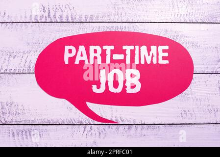 Commessa part-time didascalia concettuale. Concetto di business lavoro di poche ore al giorno lavoro temporaneo limitato sposta una donna d'affari che tiene una penna e presenta un messaggio importante su carta. Foto Stock