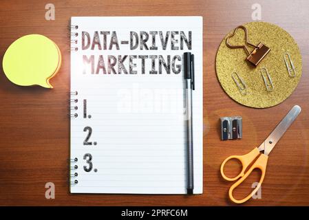 Scrittura visualizzazione di testo Data Driven Marketing. Internet Concept Strategy si basa sull'analisi di approfondimenti di Interactions Woman Holding Note with Important News e su di essa con Pen. Foto Stock