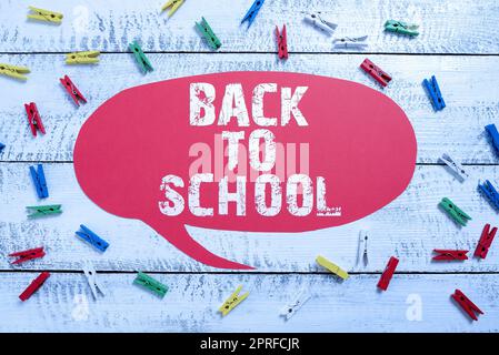 Segnaposto a mano Back to School. Panoramica aziendale nuovi insegnanti amici libri uniformi promozione tasse scolastiche donna d'affari in Suit Holding nuovo importante messaggio tra le mani. Foto Stock