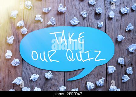 Didascalia concettuale sostieni il nostro quiz. Panoramica aziendale compila il nostro questionario breve feedback sull'esame telaio decorato con fiori colorati e fogliame disposti armoniosamente. Foto Stock