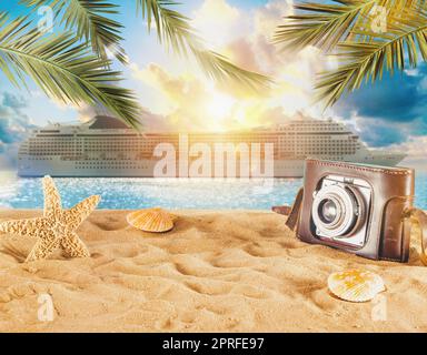 Spiaggia con conchiglie, stelle marine, macchina fotografica retrò e una nave da crociera Foto Stock